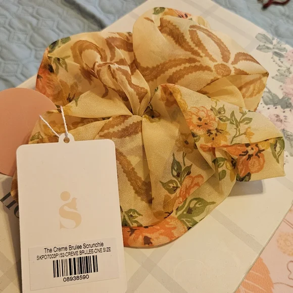 Selkie Crème Brûlée Scrunchie - Picture 1 of 4